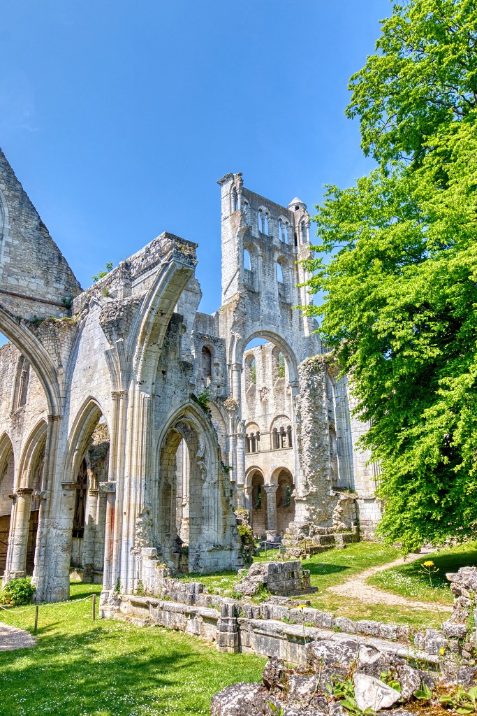 hdr abdij van Jumieges abbaye ruine religie religion rooms katholiek kerkfotografie kerk basiliek kathedraal Jumièges erfgoed christus maria